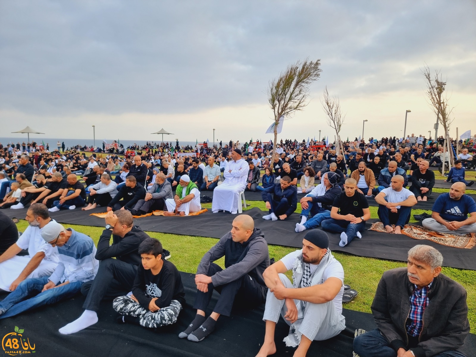  أهالي يافا يؤدون صلاة عيد الفطر في متنزه العجمي 